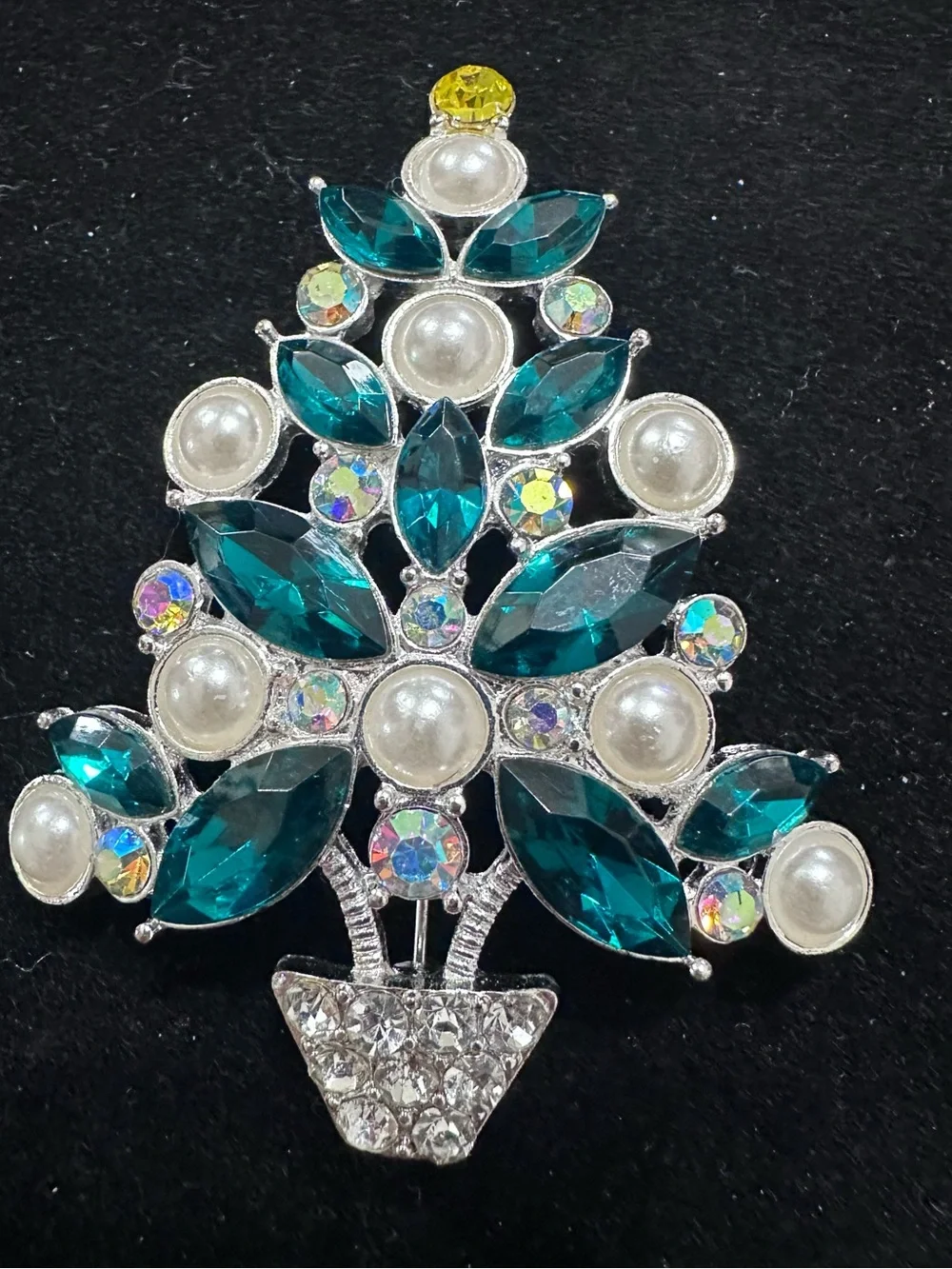 513- Vintage Avon 2011 Christmas tree brooch